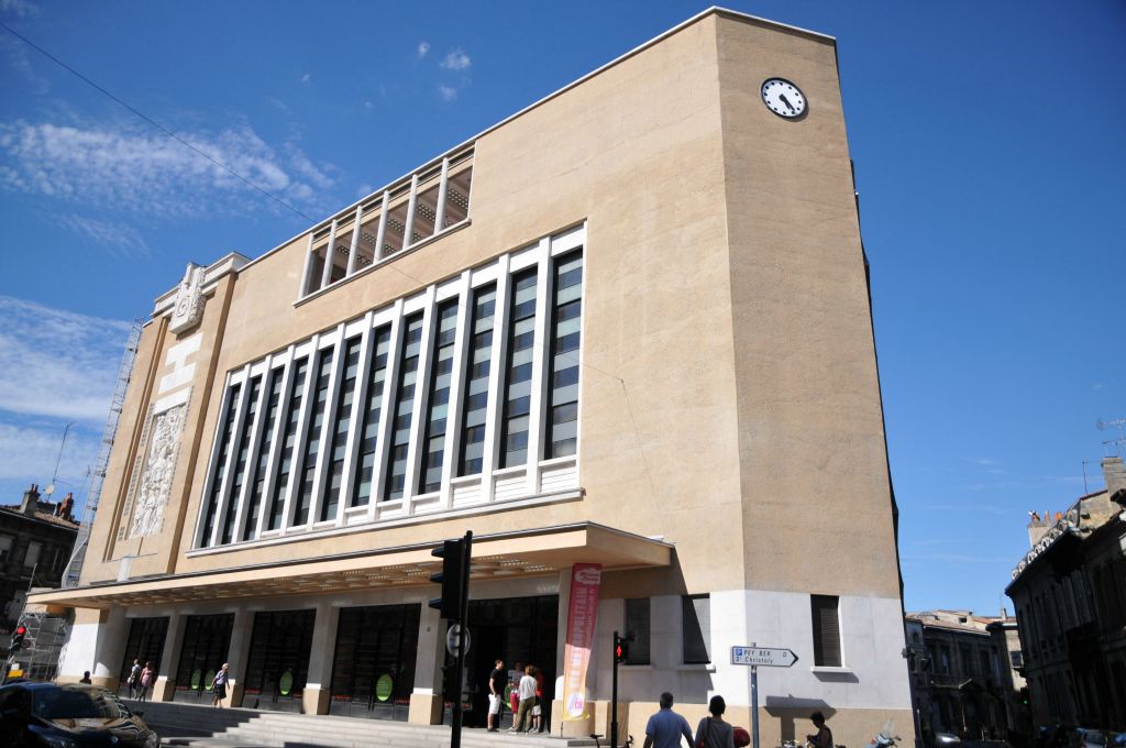 La bourse du travail est le siège de la Confédération Générale du Travail, girondine et régionale, historiquement seule affectataire des locaux.