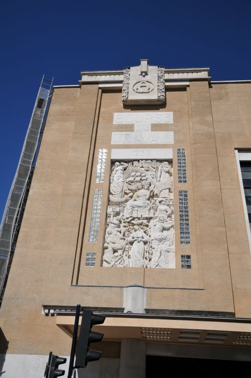Le bas-relief du sculpteur Janniot est composé du symbole de la ville de Bordeaux dans sa partie supérieure.