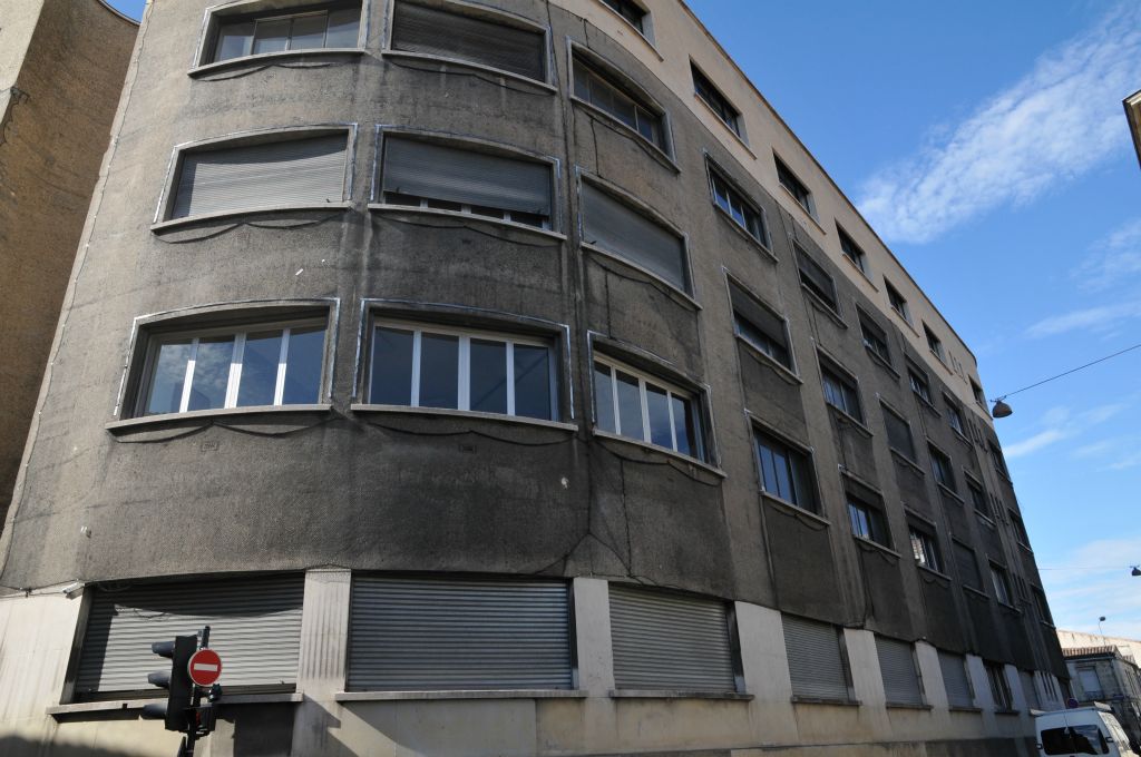 L'oxydation du fer du béton armé fait éclater la façade.