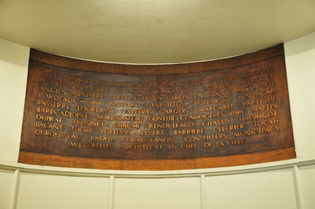 Dans le hall d'entrée, une plaque rappelle que c'est Adrien Marquet, maire de Bordeaux qui a inauguré la bourse du travail le 1er mai 1938. Les conseillers municipaux sont cités ainsi que Jacques Dwelles l'architecte en chef de la ville.