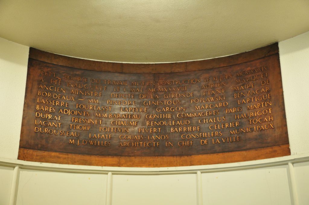 Dans le hall d'entrée, une plaque rappelle que c'est Adrien Marquet, maire de Bordeaux qui a inauguré la bourse du travail le 1er mai 1938. Les conseillers municipaux sont cités ainsi que Jacques Dwelles l'architecte en chef de la ville.