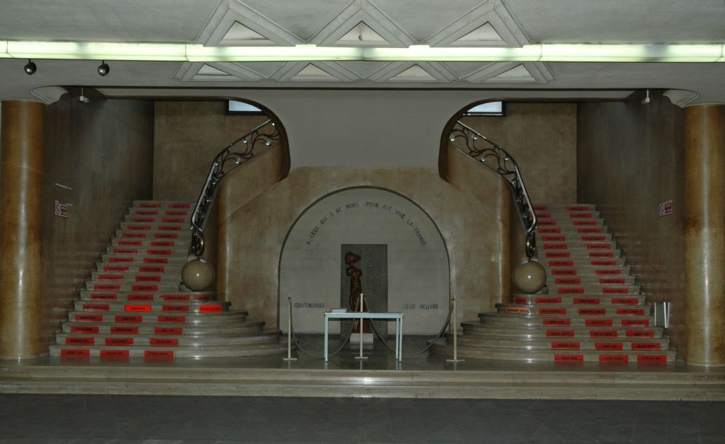 Côté est, un  escalier monumental à volutes nous invite à visiter le premier étage. 