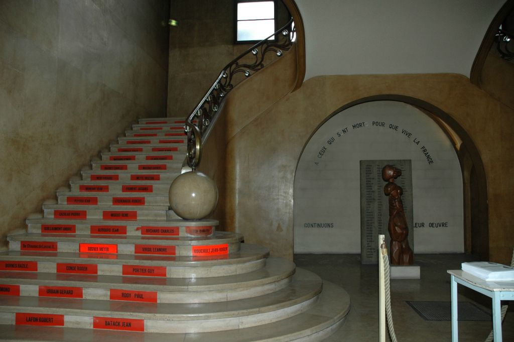 Au centre, le monument des Fusillés de Souge dont les noms sont inscrits en rouge sur les contremarches.