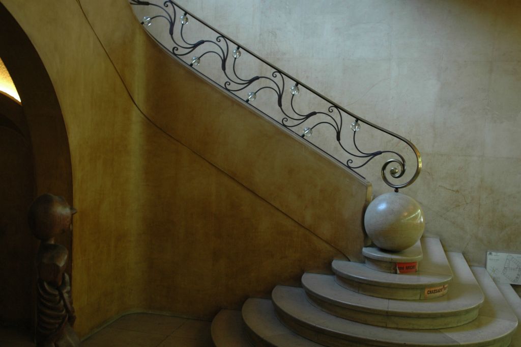 Le cuivre et le verre sont  grandement utilisés dans cet escalier Art Déco qui conduit au premier étage.