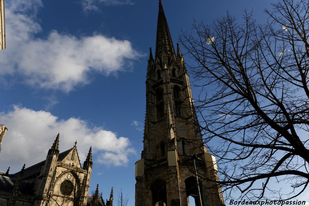 C'est sur la place Meynard que l'on peut admirer la basilique Saint-Michel et son clocher, une flèche construite face au portail ouest.