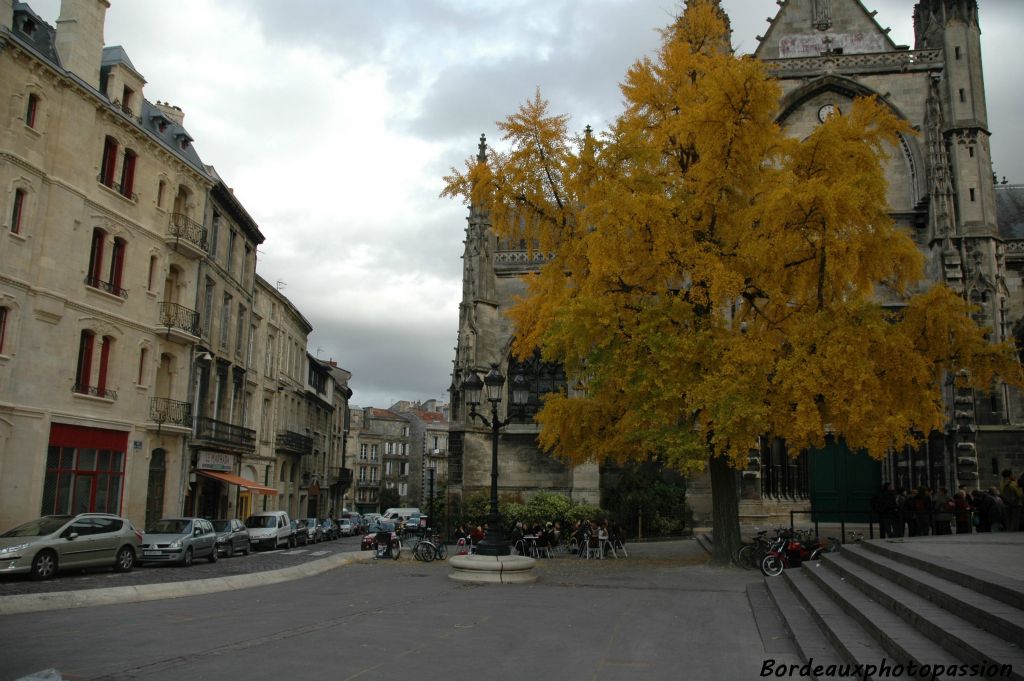 Construite selon le style gothique flamboyant, elle est l'église paroissiale la plus grande de Bordeaux.