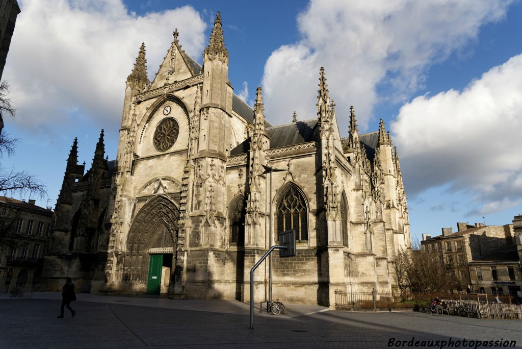Le chantier d'une nouvelle église est confié par le roi Louis XI à l'architecte et maitre-d'œuvre Jean Lebas qui  entreprend la construction de la nef et du transept actuel.