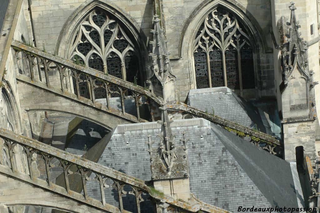 La basilique se caractérise par un nombre élévé de chapelles latérales.