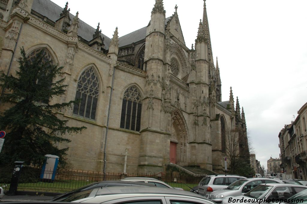 La basilique vue depuis la place Duburg.