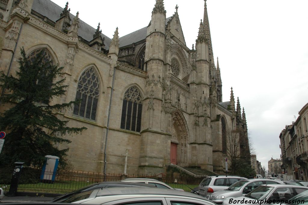 La basilique vue depuis la place Duburg.