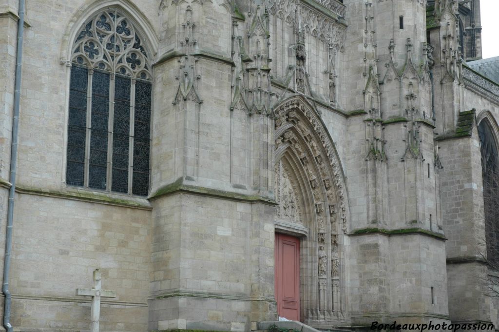 Vue sur le portail nord de style gothique.
