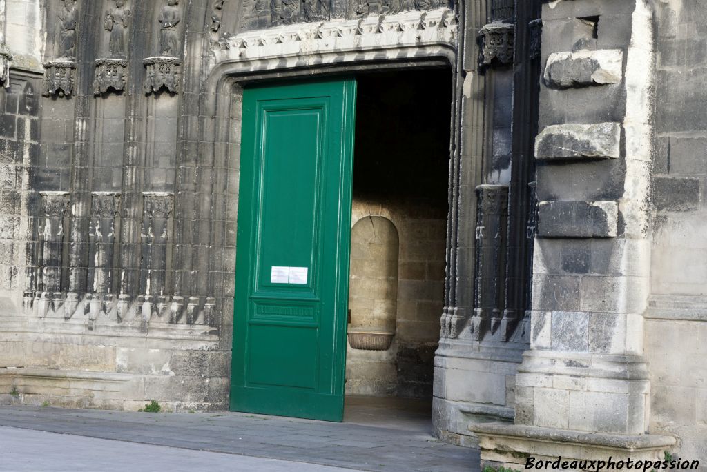 Classée monument historique dès 18462, l'église Saint-Michel  est inscrite sur la liste du patrimoine mondial de l'UNESCO depuis 1998 au titre des chemins de Saint-Jacques-de-Compostelle en France.