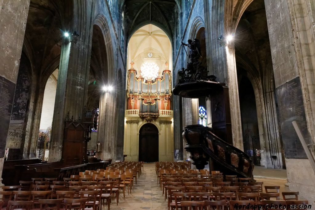 Le grand orgue de Saint-Michel est situé en hauteur, à plus de 7 mètres, sur la tribune ouest.