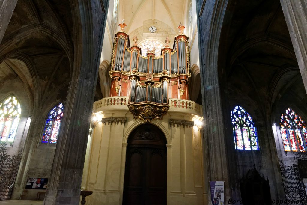 L’orgue habite un magnifique buffet du XVIIIe siècle construit en 1762 sous Louis XV.