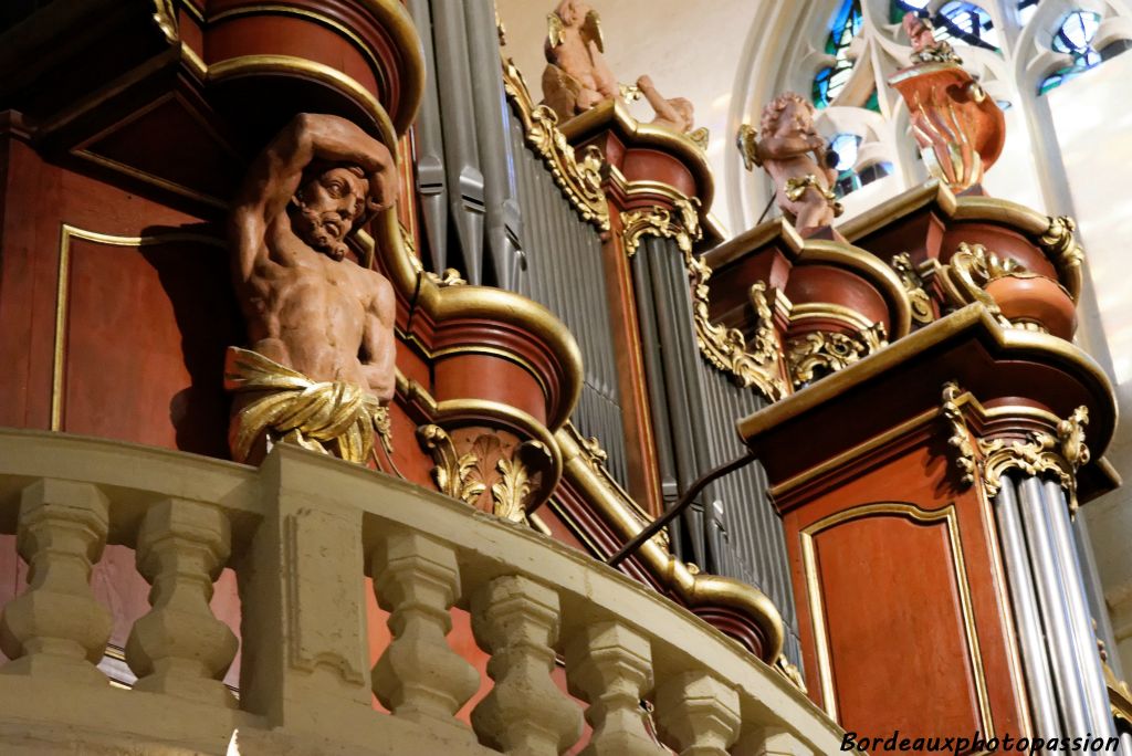  Le buffet est richement décoré de guirlandes de fleurs dorées, de pots à feu et d’anges musiciens.