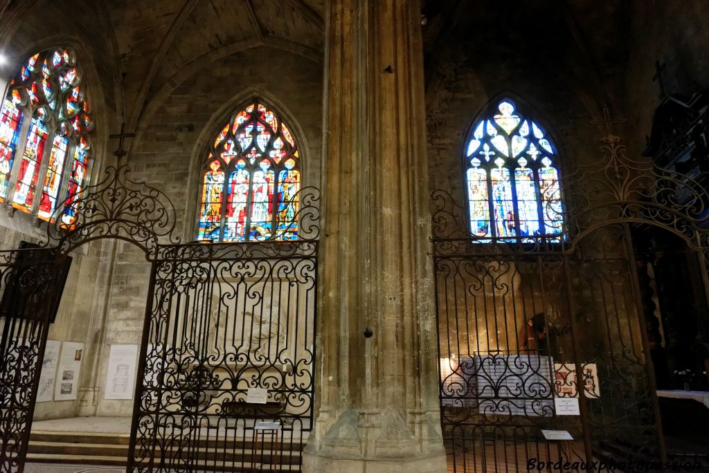 La chapelle de gauche  voyait les colporteurs et quincaillers venir prier Saint Louis. A droite, la chapelle Sainte Suzanne était celle des plombiers et des couvreurs.