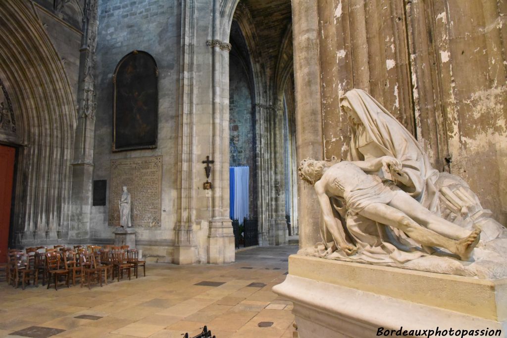 Remarquable "Mater dolorosa" du XVe siècle. Il était auparavant exposé dans le clocher. Il a été remis dans la basilique en 1868.