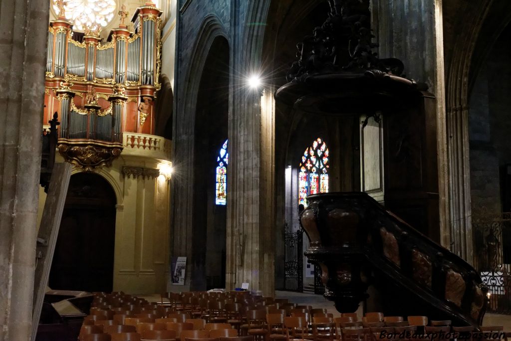 La chaire du XVIIIe siècle et de  bois d'acajou et de panneaux de marbre.