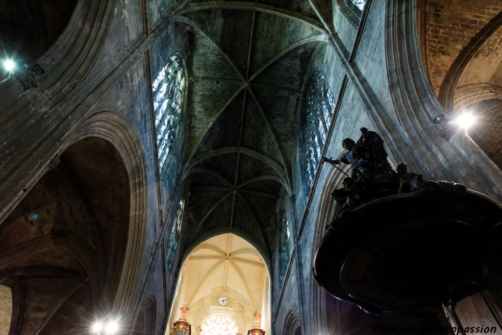 Elle est surmontée d'une statue de Saint Michel, patron de l'église.