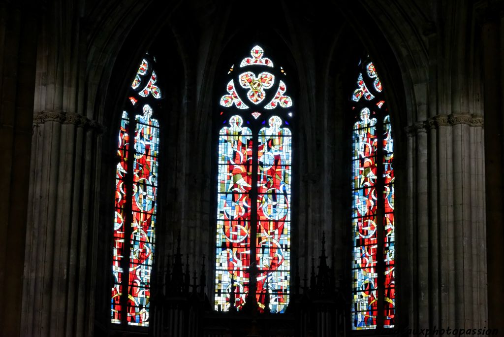 Le 21 juin 1940, des bombardements soufflent une partie des vitraux de la basilique. Ils seront remplacés par des verrières modernistes dues à l'artiste Max Ingrand.