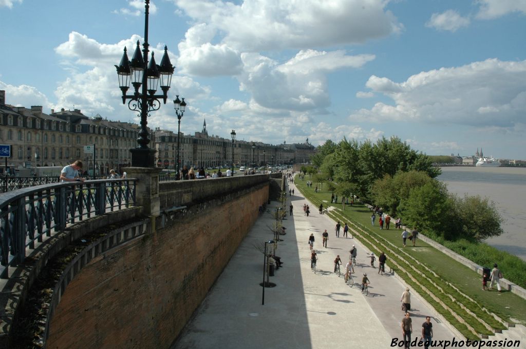 C'est pendant le premier week-end de mai 2009 que les Bordelais ont pu s'approprier entièrement les jardins de l'aménagement des quais.