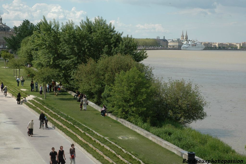 Huit ans de patience pour que le paysagiste Michel Courajoud remporte en 2001 le concours de la réhabilitation des quais  et  la fin des travaux en mai 2009.