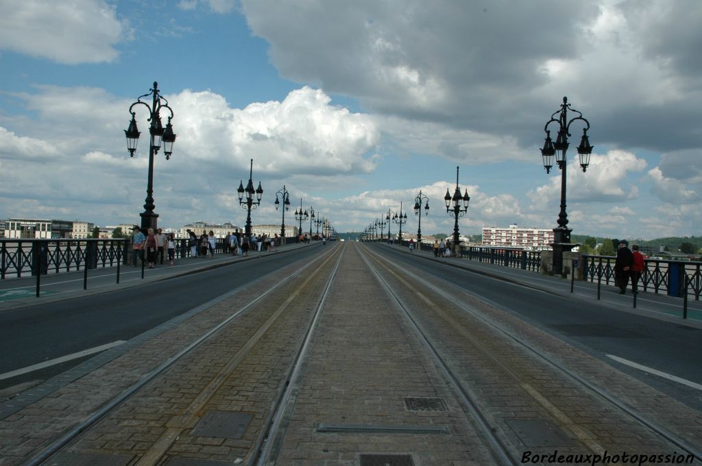 C'est après le pont de pierre que se trouve le parc des sports.