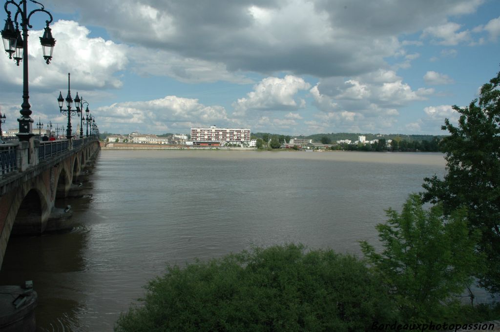 Depuis la rive gauche, les Bordelais avaient l'habitude de regarder la rive droite et c'est tout.