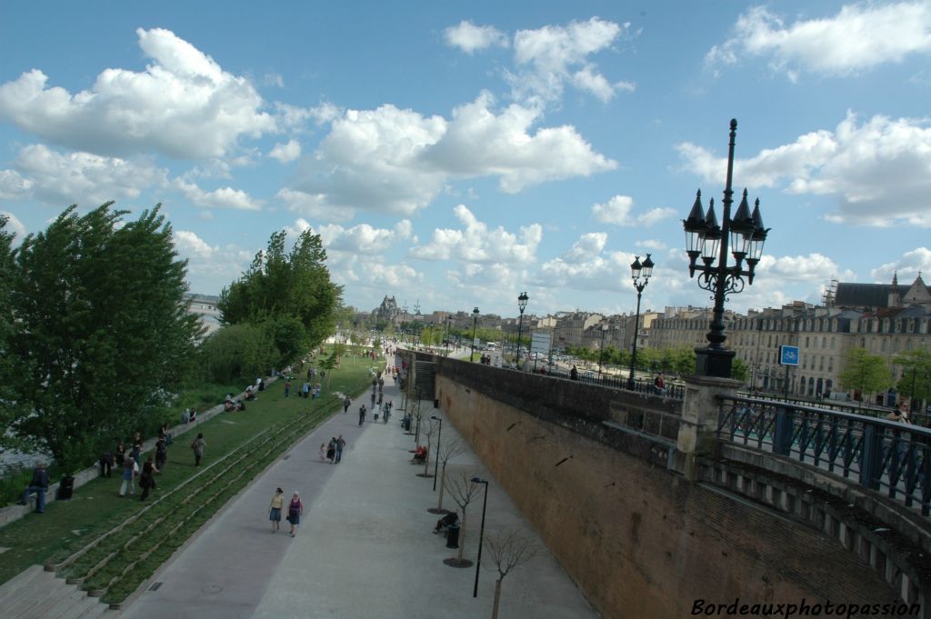 Du pont de pierre jusqu'au niveau du conservatoire régional Jacques Thibaud, ce sont 5,5 hectares de pelouses et d'équipements sportifs qui sont offerts aux adeptes de la balade et du sport.