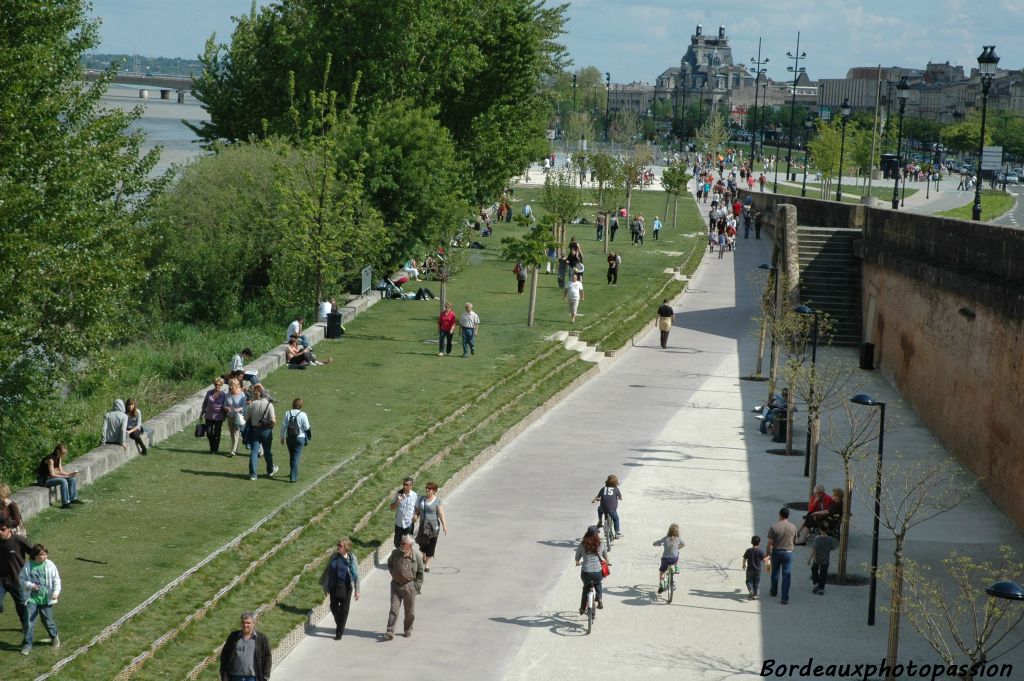 Vous pouvez marcher sur le bitume ou bien sur les pelouses en terrasses.