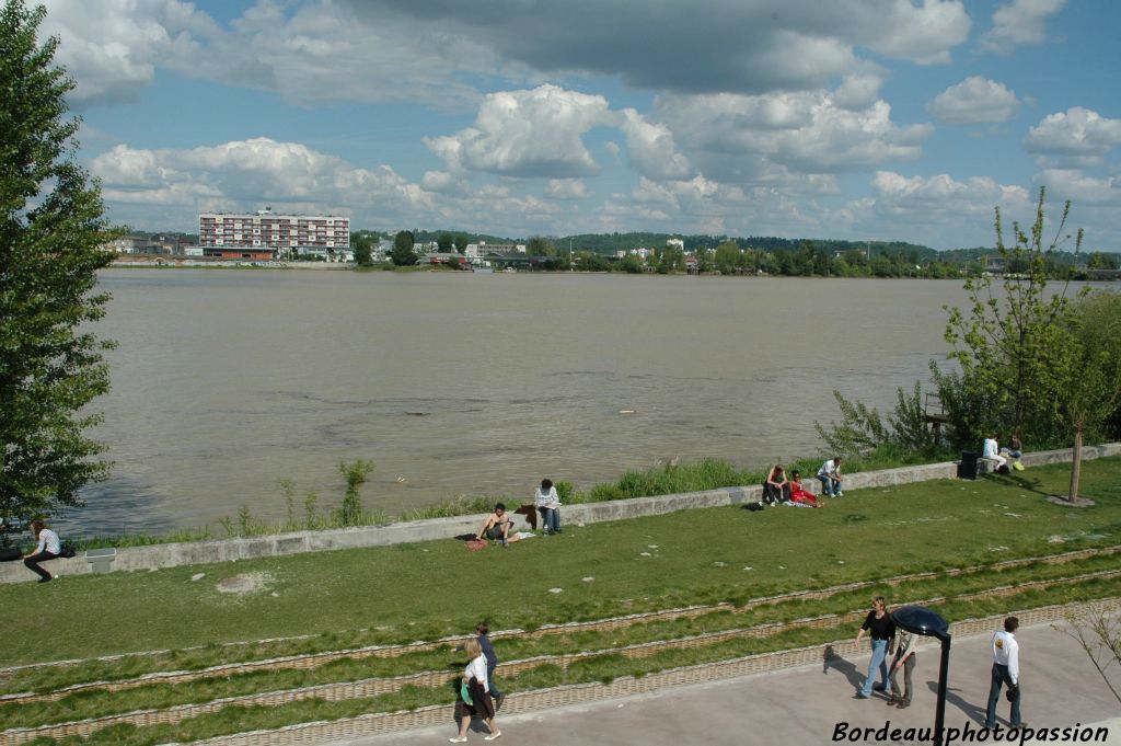 Par endroits, il n'y a pas de barrière sur la rive de la Garonne...juste un muret qui peuut servir de banc.