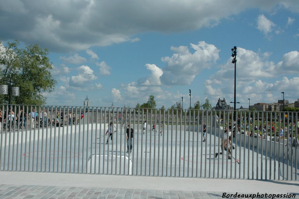 Le parc des sports propose de nombreuses installations. En venant du pont de pierre la première que vous rencontrerez c'est l'espace de glisse urbaine.