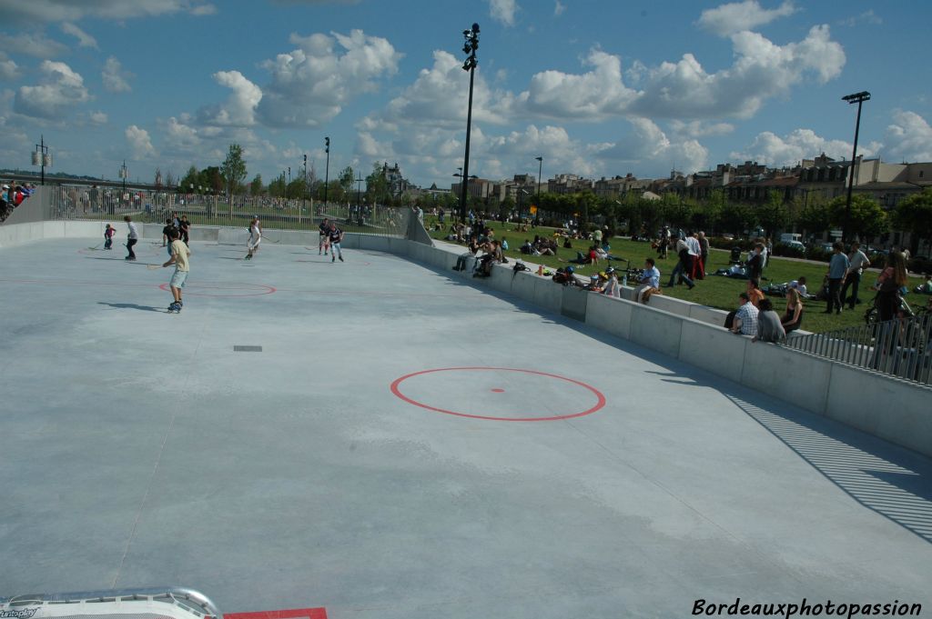 Aujour'hui elle est occupée par le rink-hockey. Mais vous pouvez voir aussi du hockey, du  roller-in-line, du roller-hockey et du skateboard.