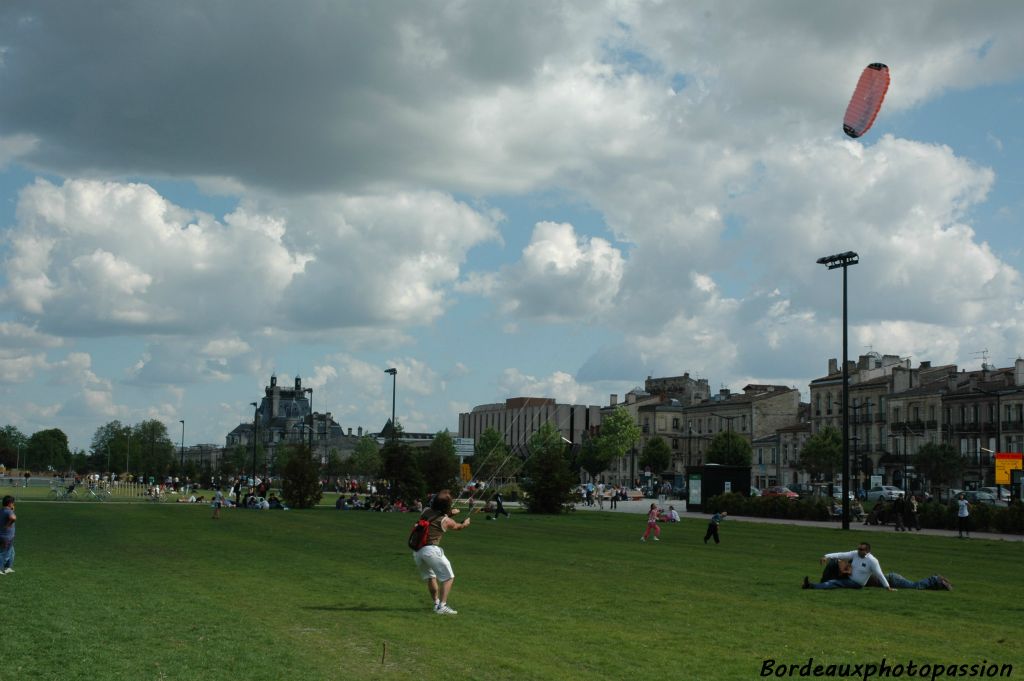 Manipuler une aile volante sur les quais à Bordeaux... qui aurait pu imaginer cela il y a quelques années seulement.