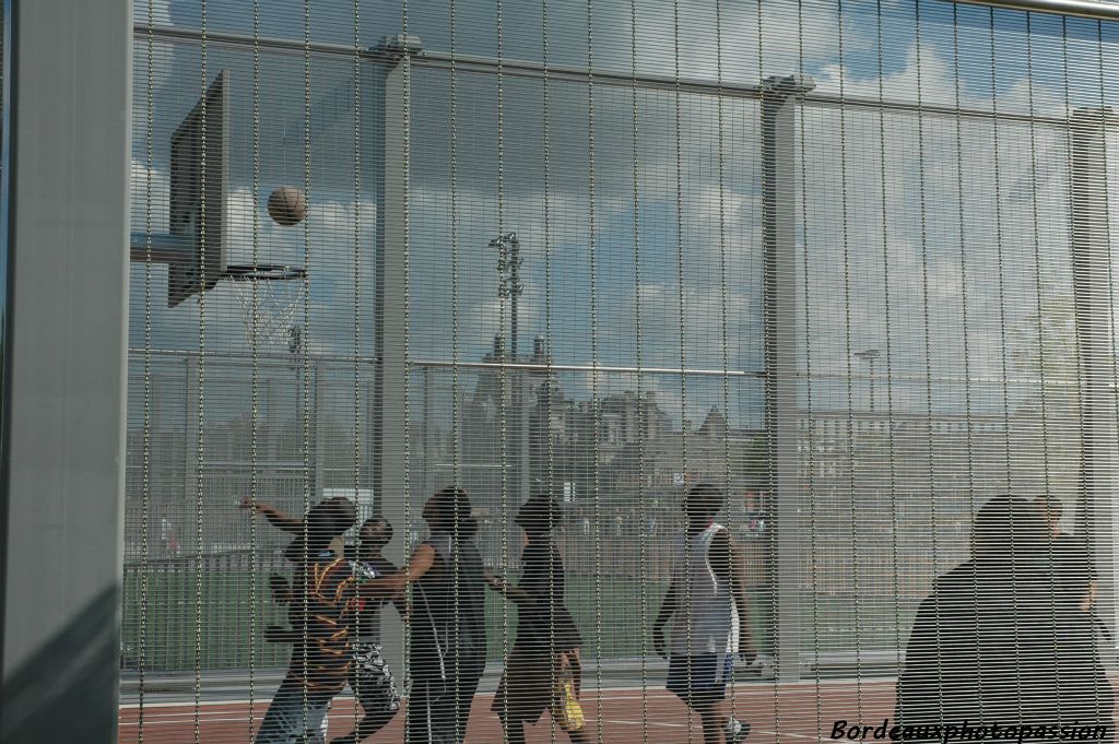 Un espace de basketball, de jeu de balle et de balle à la main.