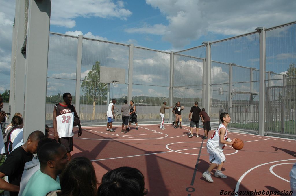 Le basketball a aussi ses supporters.