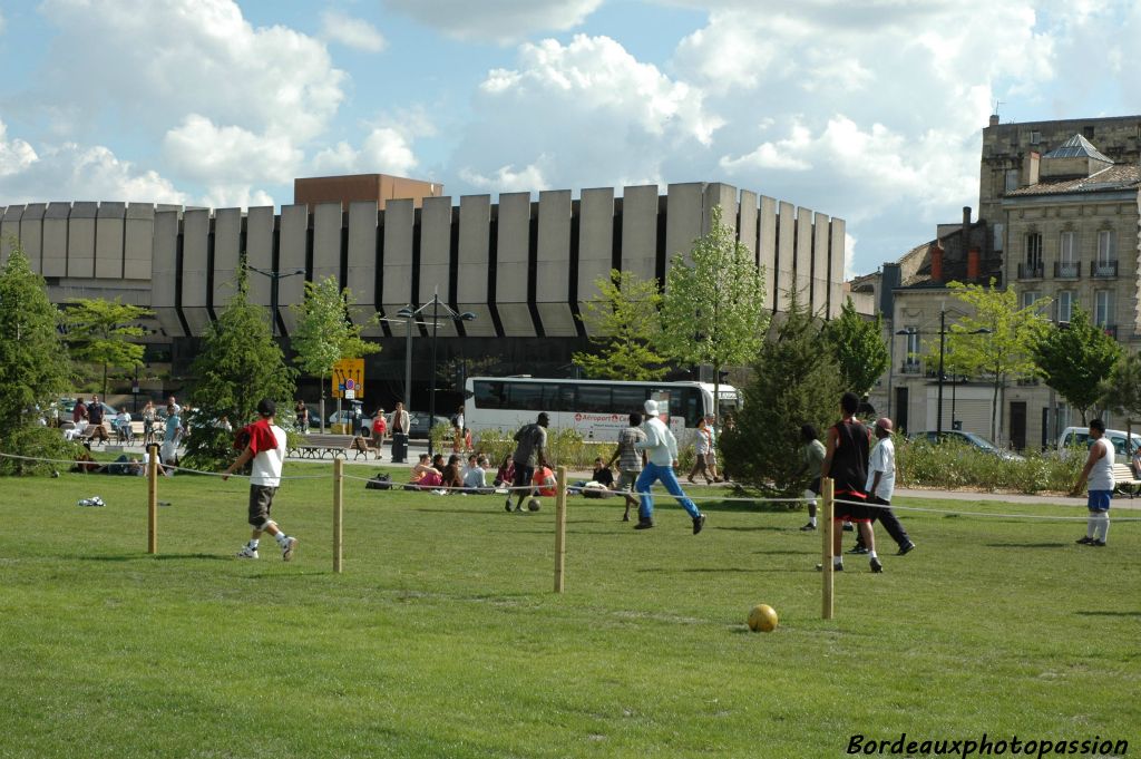 Jouer au foot sur une pelouse toute récente en face du conservatoire régional...c'est le pied !