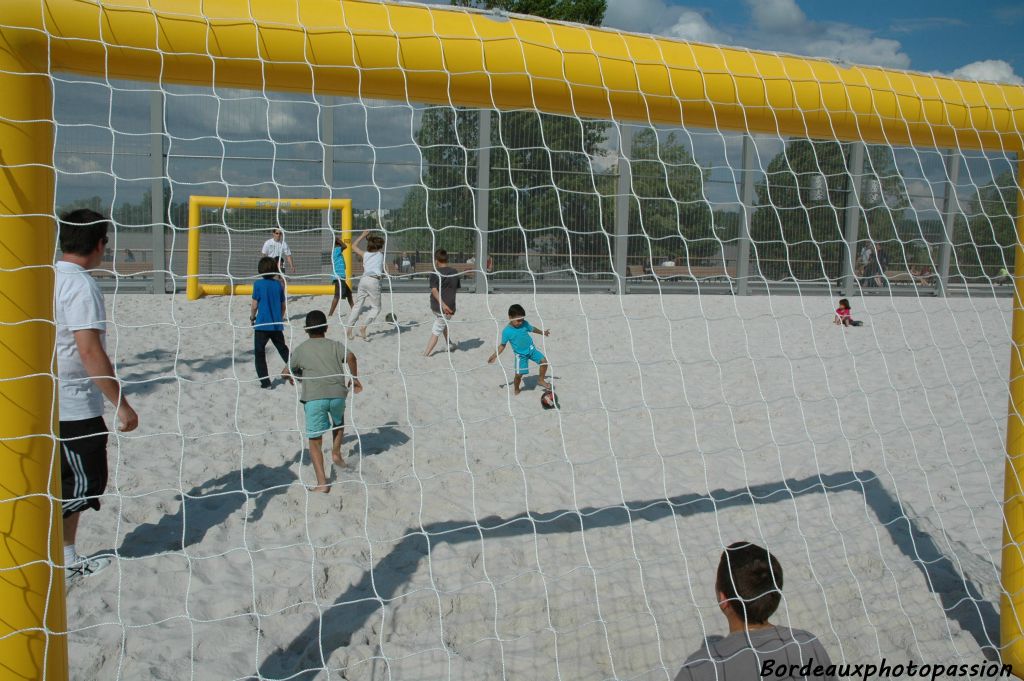 Une aire de sable pour des pratiques comme le beach-volley, le sandball, le beach-rugby ou le beach-soccer.