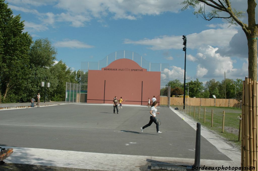 Le fronton que l'on voit de loin, pour les activités de pelote basque, de sports de raquette et de tennis au mur.