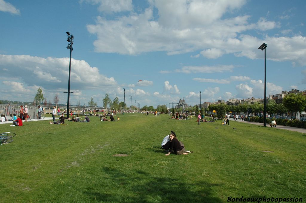 Des 40 hectares de l'ancien port de Bordeaux, Michel Corajoud en a fait 40 hectares de jardins, de verdure et de plaisir que les Bordelais et les touristes se sont vite appropriés. Merci !