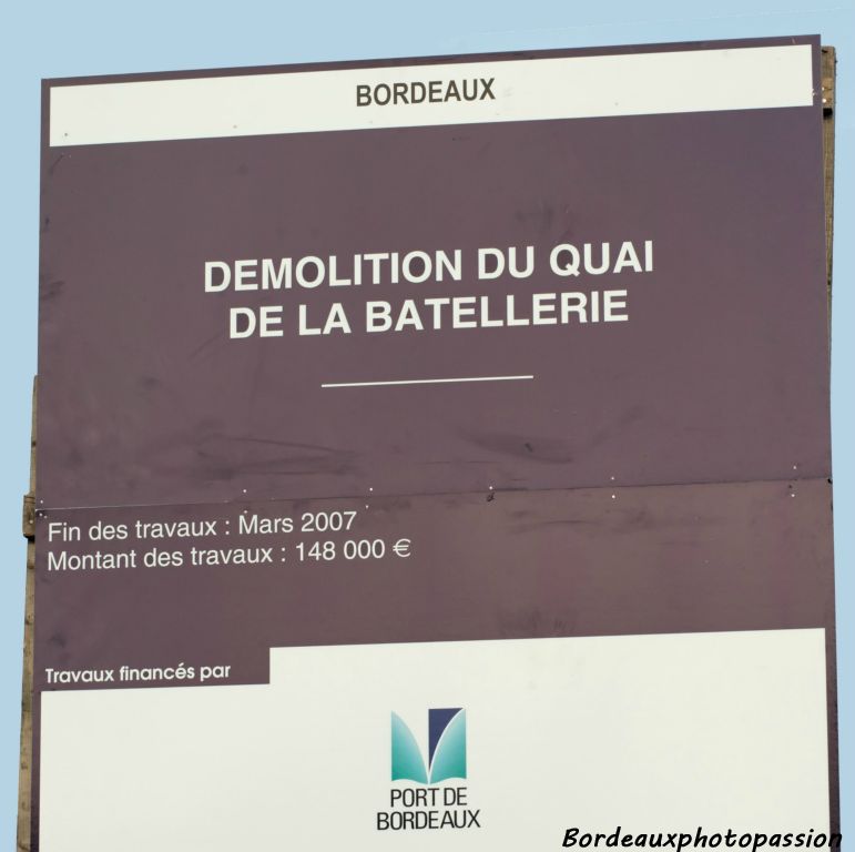 Avant de pouvoir fouler les pelouses début mai 2009, il aura fallu patienter pendant la durée des travaux qui commencent par la destruction du quai de la batellerie.