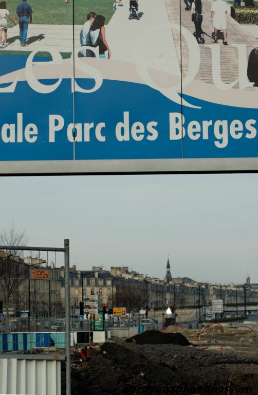 Il s'est fait en même temps que le terrassement du futur parc.