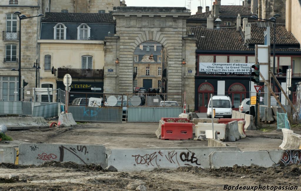 Devant la porte de la Monnaie, ça fait un peu désordre.