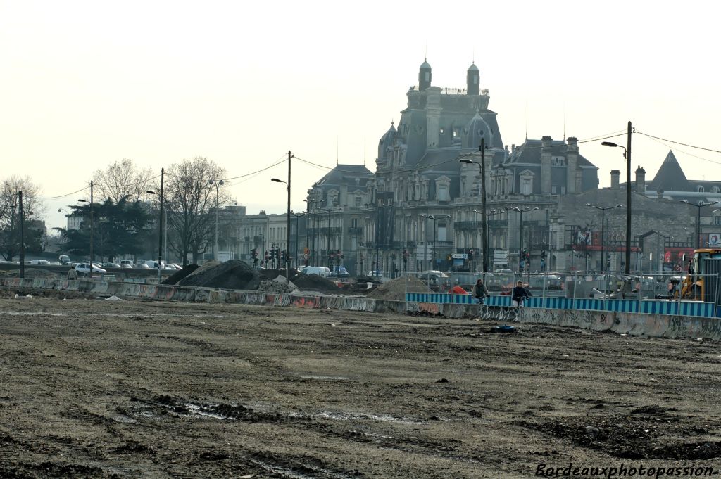 L' hôtel Descas prend son mal en patience.