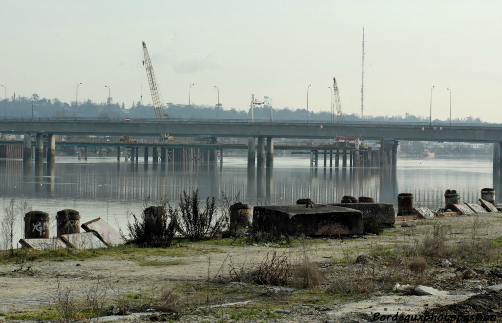 Derrière le pont Saint-Jean, on devine la construction du futur pont ferroviaire.