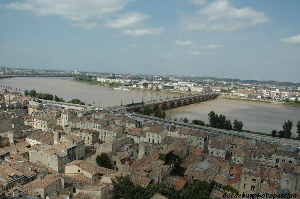 Bordeaux, son "port de la lune" et son pont de pierre.
