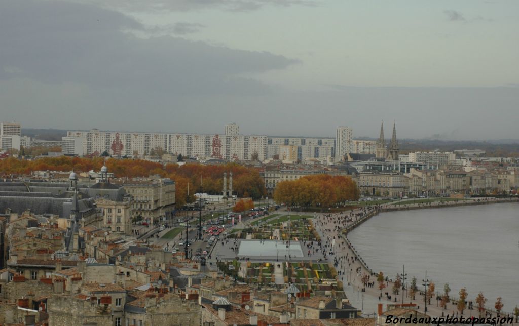 Le miroir d'eau à l'automne.