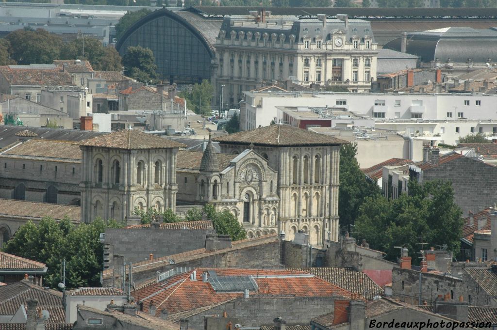 Au premier plan, l'église Sainte-Croix. À l'arrière, la gare Saint-Jean.