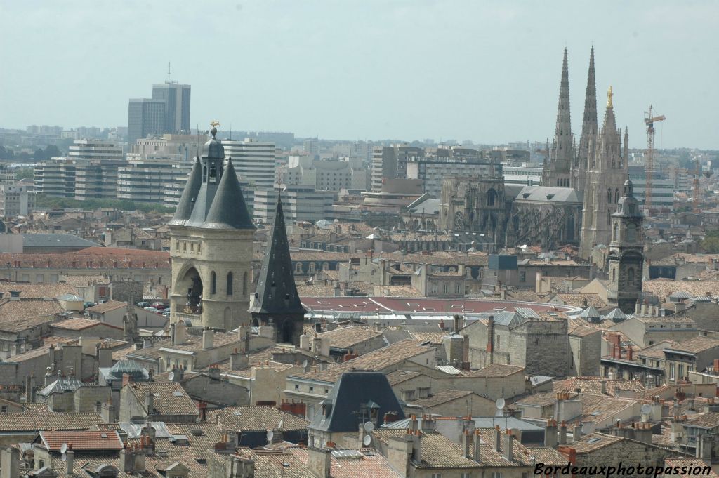 Plan large sur le centre de Bordeaux.