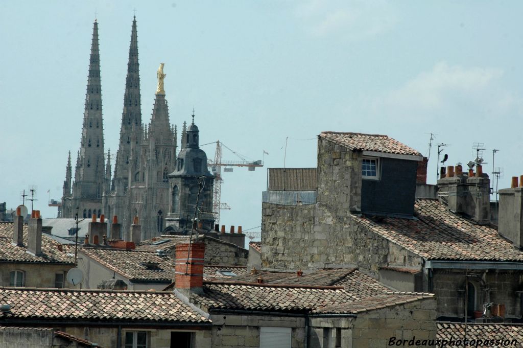 Le clocher de l'église Saint-Paul-Saint-François-Xavier devant la tour Pey-Berland et les flèches de la cathédrale Saint-André.